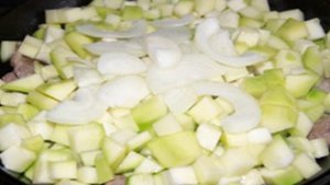Мясное рагу с кабачками