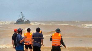 Морские суда опрокидывались, рыбаки тонули в море. Ураган «Буалой» во Вьетнаме принес первые жертвы