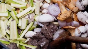 Мясной пирог под слоеным тестом