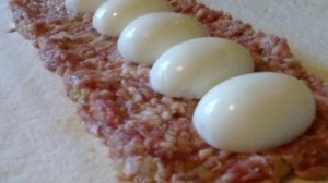 Мясной пирог из слоеного теста