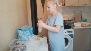 Чистим рыбу вместе с Тёмой 😄 На улице холодно, а дома вкусное варенье и горячий морс!