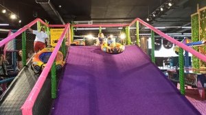 Не получилось скатиться! А сестрёнка помогает!