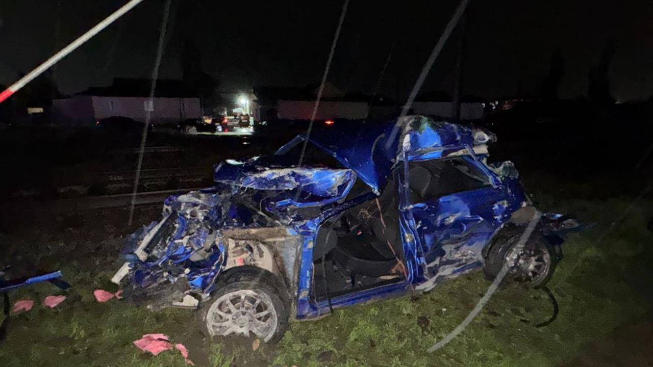 В Дагестане автомобиль столкнулся с пассажирским поездом: кадры с места ЧП