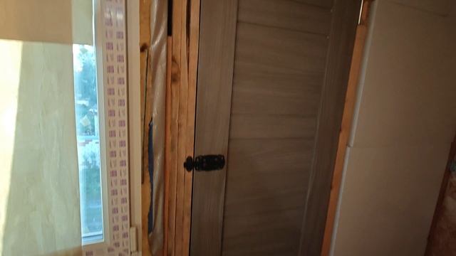 Дверь в кладовку без коробки.