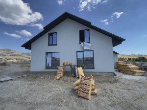 Утепление мансардного этажа Эковатой. Задувка материала на горизонтальные поверхности.