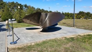 Огромный бронзовый гребной винт крейсера "Ворошилов".