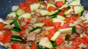 Мясной омлет с кабачками и помидорами