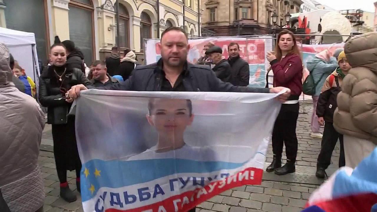 У посольства Молдавии в Москве выстроились очереди желающих проголосовать на парламентских выборах.