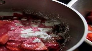 Клубничный пирог со взбитыми сливками