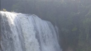 Летающие люди над водопадом