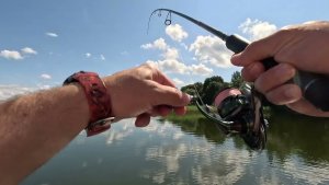 Рыбалка на окуня в летний слом погоды. Грозовой фронт кружит над озером.