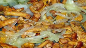 Лисички с картошкой жареные