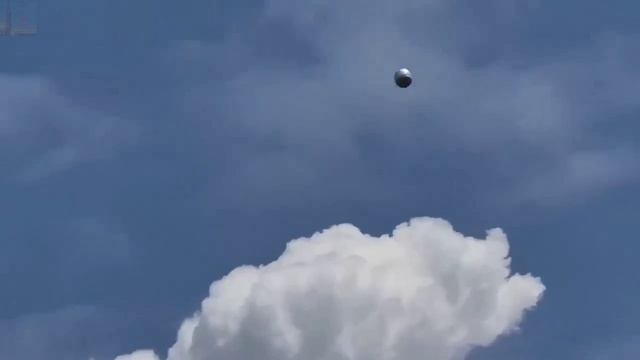 Два видео с металлическим - шарообразным НЛО засняли в разных местах🛸