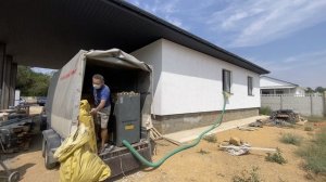 Размещение оборудования для задувки эковаты на улице позволяет снизить уровень пыли в помещении.