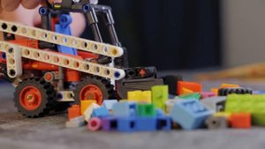 почему  Лего такое дорогое. в 25 году.