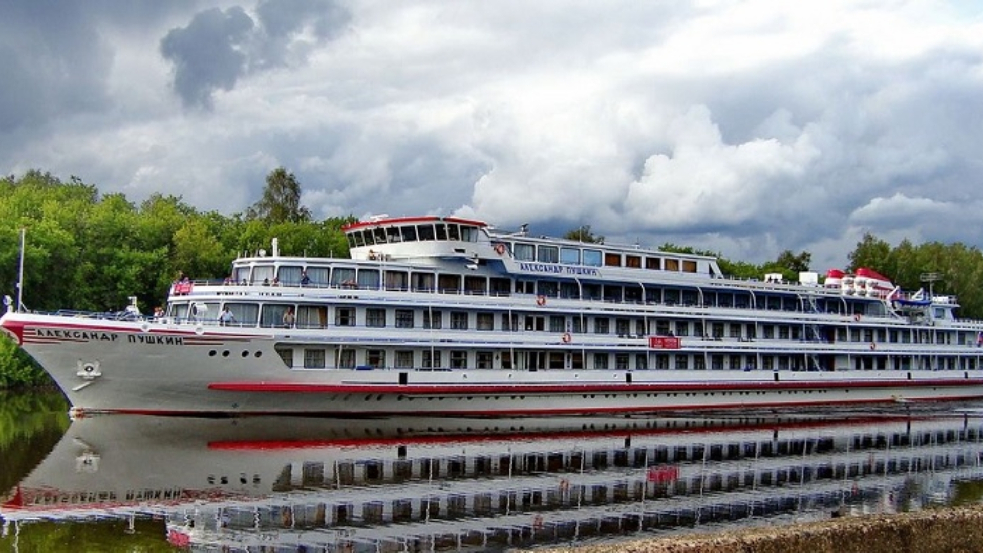 Белый теплоход  "А. Пушкин"