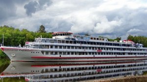 Белый теплоход  "А. Пушкин"