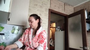 Пока я занимаюсь разделкой курицы на составные элементы, мы общаемся.