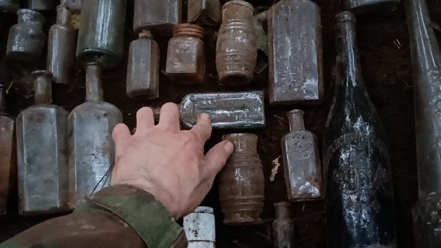 Царские бутылки пивная Густав Кунцендорф Рига и водочная Петра Смирнова.