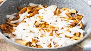 Лисички, запеченные в сметане с картофелем