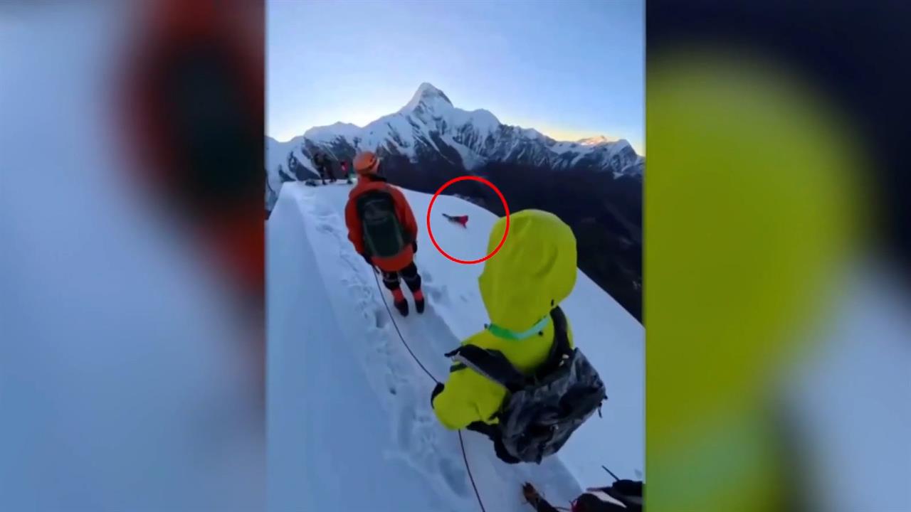 Падение с горы в КНР альпиниста, пытавшего сделать фото, попало на видео