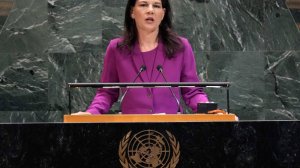 Офис Бербок назвал техническим сбоем отключение микрофона при представлении РФ
