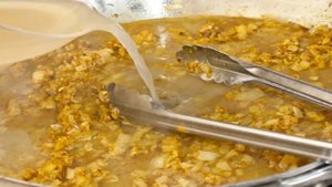 Кусочки курицы в сметанном соусе