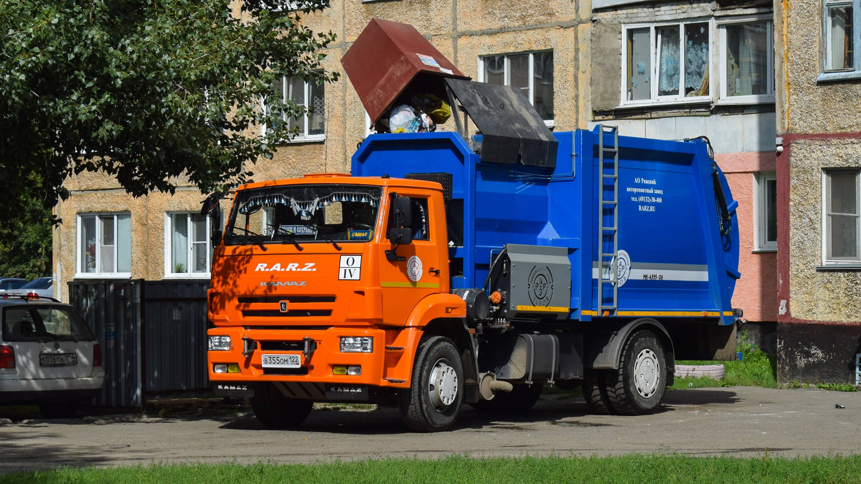 Мусоровоз МК-4555-06 на шасси КамАЗ-53605-A5 (В 355 ОМ 122). Работа. / Kamaz garbage truck.