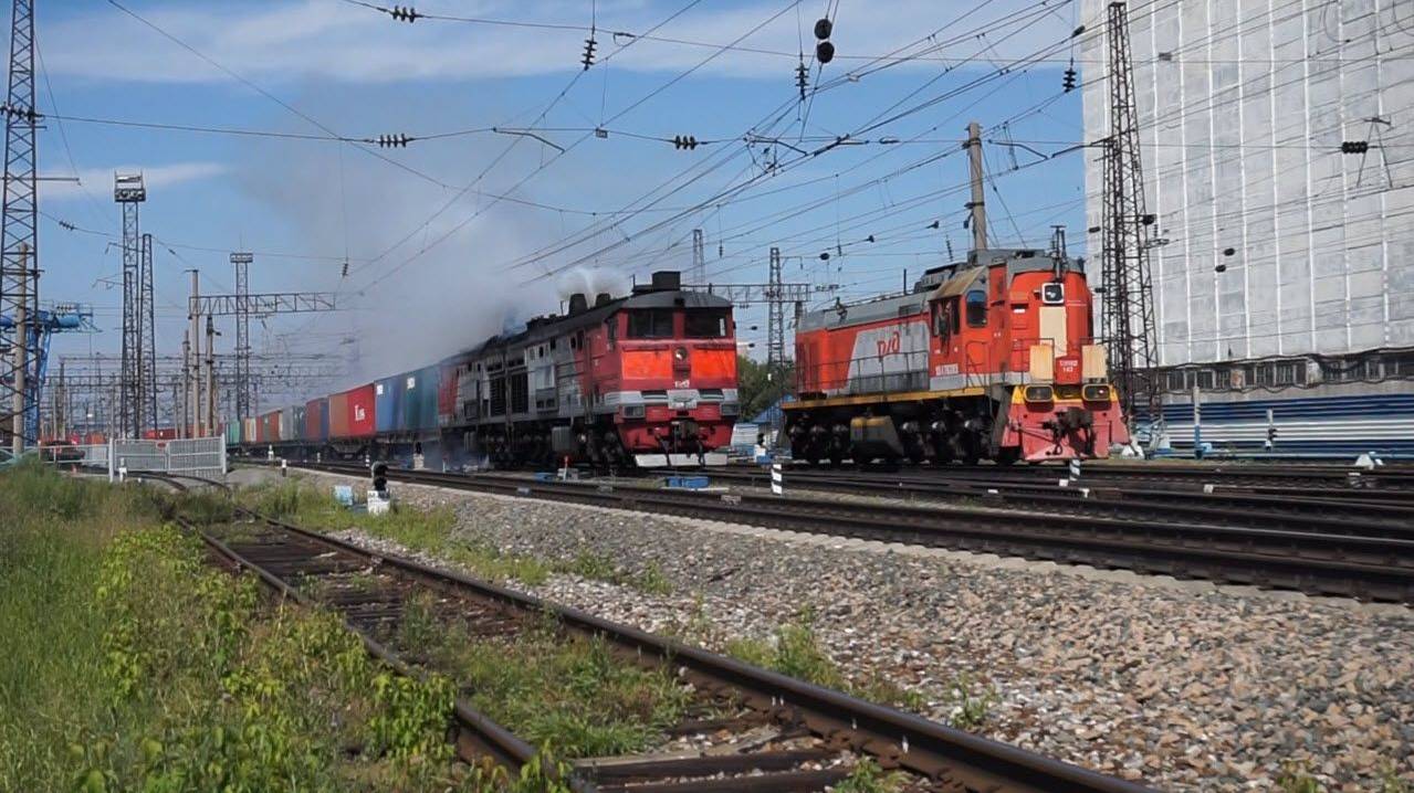 Тепловоз 2ТЭ10М-2637. Отправление с контейнерным поездом. Звук 10Д100.