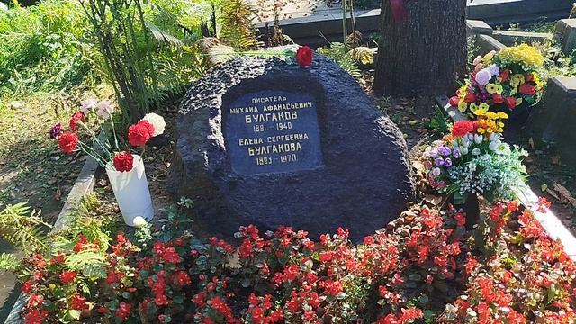 Новодевичье кладбище: могила Михаила Афанасьевича Булгакова смотреть онлайн