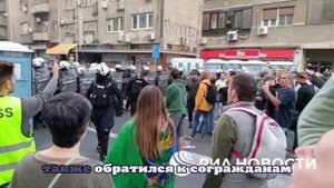 Кордон полиции разделяет сторонников и противников властей на акции в Белграде