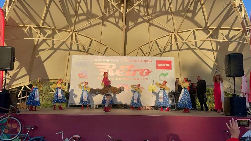 РЕТРО МОТОР ШОУ 2025. ТАНЕЦ "ЗВОНКИЕ ЛОЖКИ". АНТ "ЛЕБЁДУШКИ" смотреть онлайн