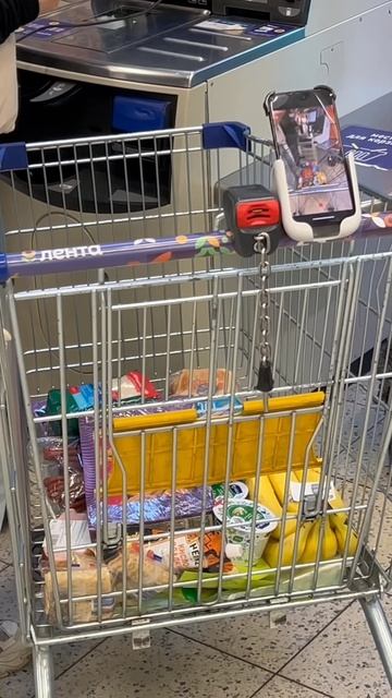 Снимают продукты, которые покупают..