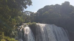 Бесстрашные люди над водопадом!