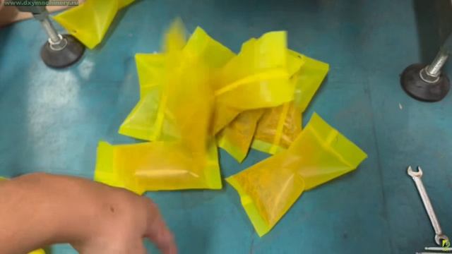Отладка автоматической упаковочной машины для рыбного корма под пленкой заказчика #упаковка #dexiya