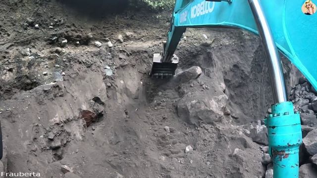 Строительство, экскаватор копает песок