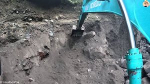 Строительство, экскаватор копает песок