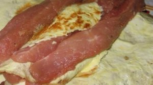 Мясной рулет, фаршированный омлетом
