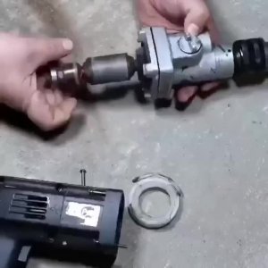 Сделал сверлильный станок из старой дрели.