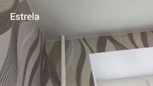 Матовый натяжной потолок с люстрой и светильниками