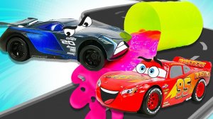 МУЛЬТИКИ ПРО МАШИНКИ 🚗 МОЛНИЯ МАКВИН ГОНЯЕТ ПО ЗЫБУЧИМ ПЕСКАМ. НОВАЯ ЛОКАЦИЯ ДЛЯ ТАЧЕК 🚇🚇🚇