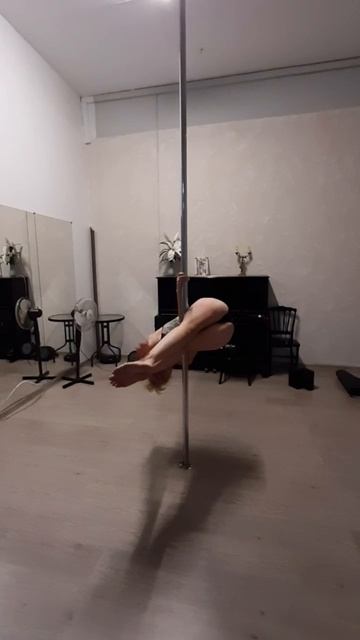 "Цирковой флаг" с обхватом ног (из серии "ПОТОМУ ЧТО МОГУ!..")