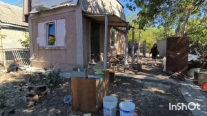 Собираем мусор на участке/Помогают даже дети