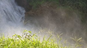 Бесстрашные гондурасцы летают над водопадом!