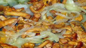 Лисички с картошкой жареные