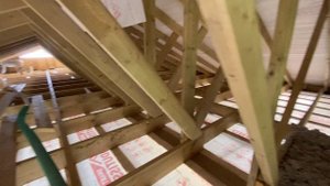 Подготовка кровли к утеплению эковатой. Толщина укладки материала 20 сантиметров