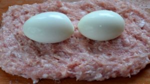 Мясной рулет из фарша с яйцом