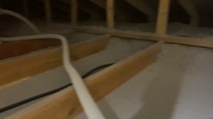 Утепление крыши эковатой. Насыпка материала на поверхность потолка между лагами.