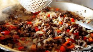 Листья салата с мясной начинкой