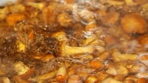 Лисички, маринованные в масле